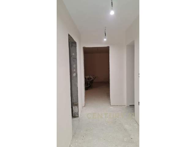 Tirane, jepet me qera ambjent biznesi 1.100 Euro (qender)