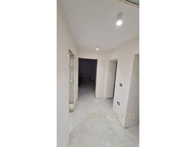 Tirane, jepet me qera ambjent biznesi 1.100 Euro (qender)