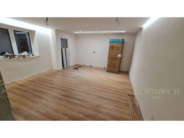 Tirane, jepet me qera ambjent biznesi 1.100 Euro (qender)