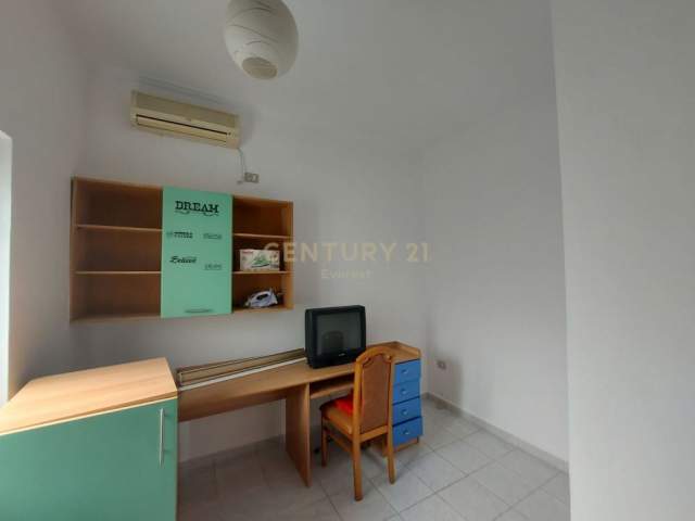 Tirane, jepet me qera apartament 3+1+A+BLK Kati 1, 150 m² 350 Euro (Laprake)