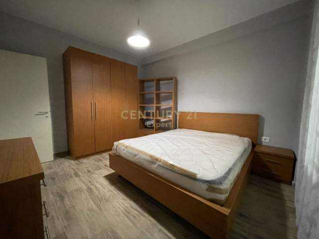 Tirane, jepet me qera apartament 1+1 Kati 6, 400 Euro