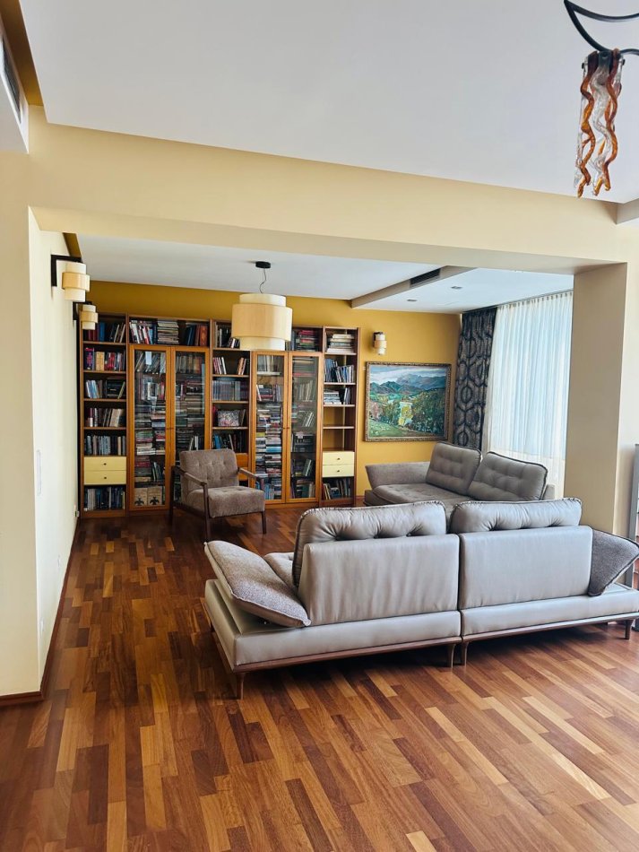 Tirane, jepet me qera apartament 2+1 Kati 5, 160 m² 1.500 € (Bllok)