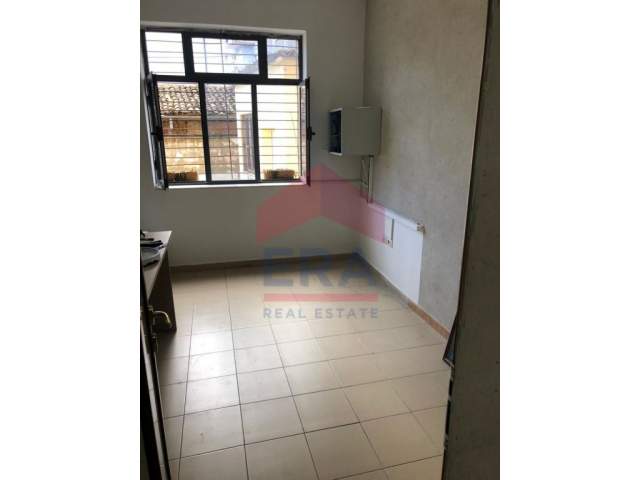 Tirane, jepet me qera ambjent biznesi Kati 1, 140 m² 750 Euro (Pazari i Ri)