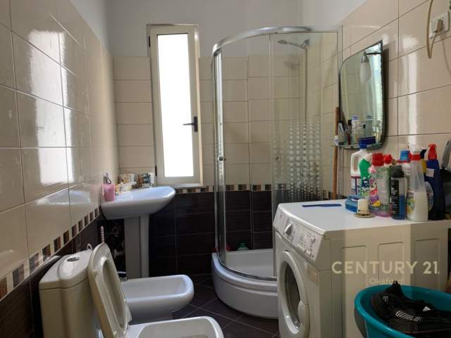 Tirane, shes apartament 1+1+BLK Kati 1, 130.000 Euro (kopshti Zoologjik)