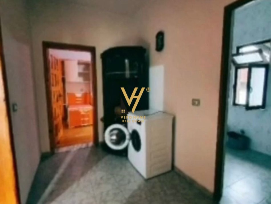 Tirane, jepet me qera dyqan Kati 2, 100 m² 350 € (SAUK TE VJETER)