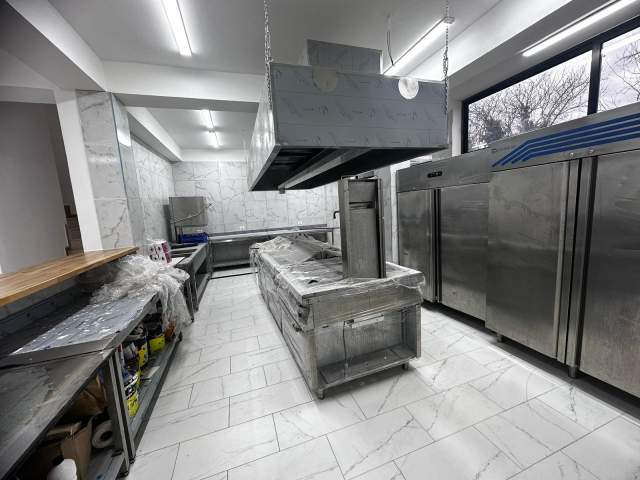 Tirane, jepet me qera bar-resorant Kati 4, 1.100 m² 3.000 Euro (vishnje)