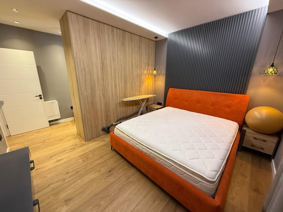 Tirane, jepet me qera 2+1 Kati 3, 100 m² 800 € (astir)