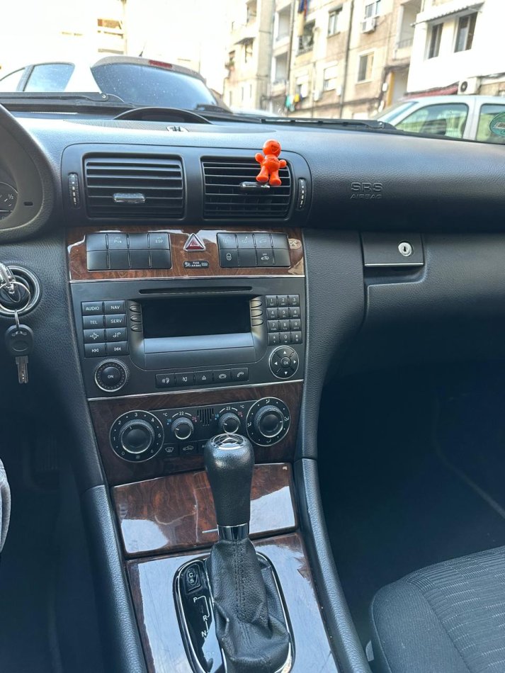 Tirane, shes makine Mercedes Benz Nafte, gri metalizato automatik Kondicioner 264.000 km 4.950 €