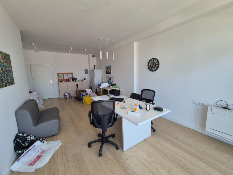 Tirane, jepet me qera ambjent biznesi Kati 6, 70 m² 500 € 