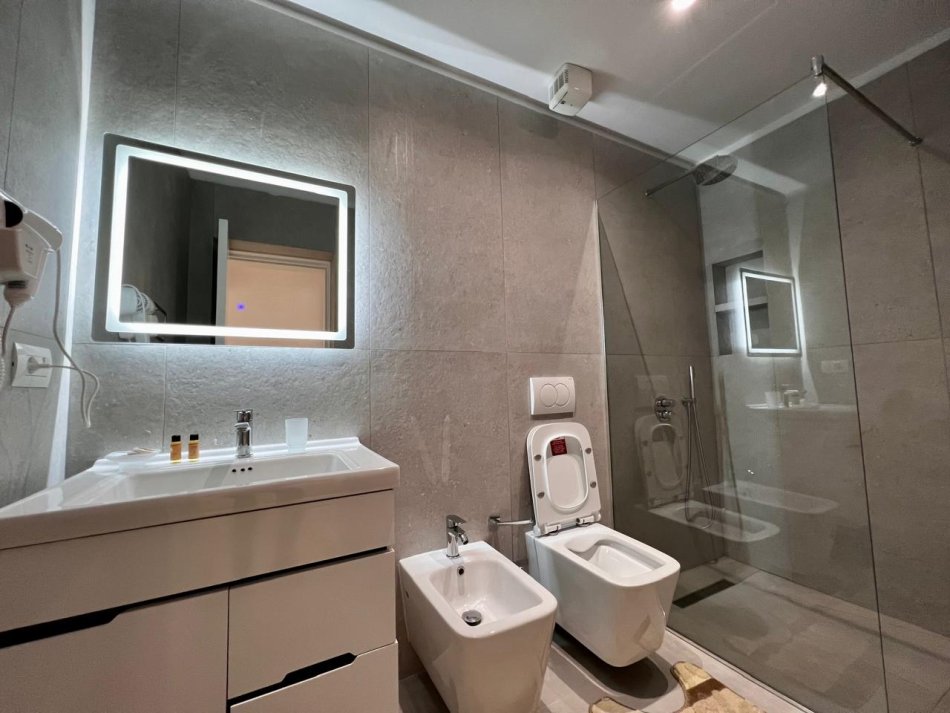 Tirane, jepet me qera apartament 2+1 Kati 3, 80 m² 800 € (Rruga Pjeter Budi)