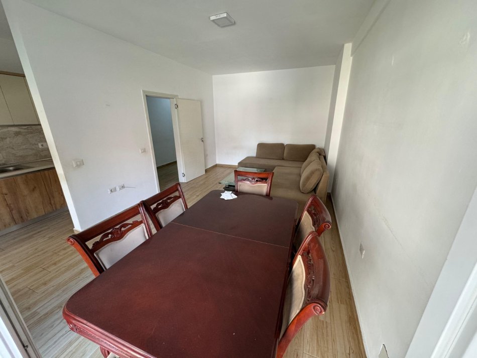 Tirane, shitet apartament 1+1+Ballkon Kati 2, 85 m² 145.000 € (5 Maji)