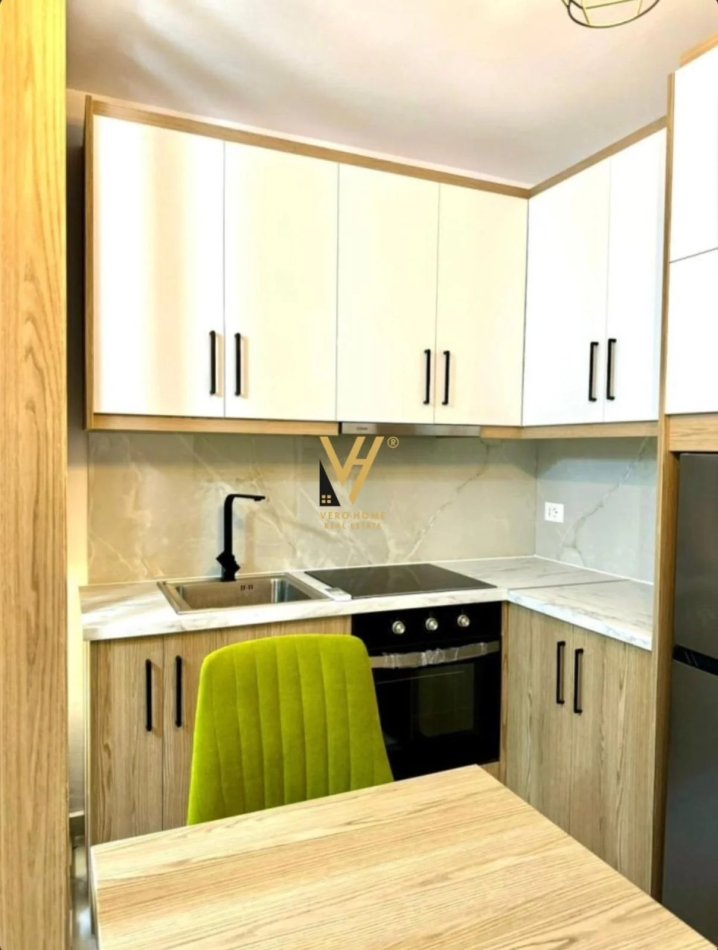 Tirane, jepet me qera garsonier 1+1+Ballkon Kati 4, 45 m² 500 € (KRISTAL CENTER)