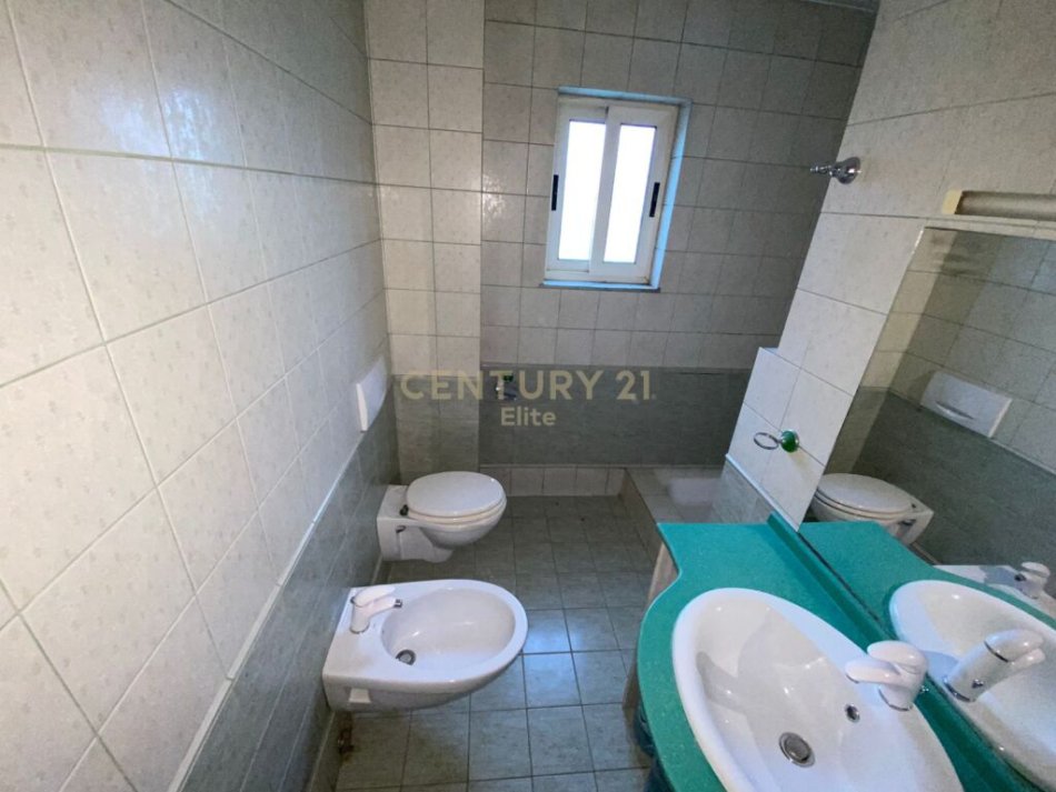 Tirane, shitet apartament 3+1+Ballkon Kati 3, 121 m² 136.000 € (ne rrugen "Ferit Xhajko ", buze rruge prane Medresese)