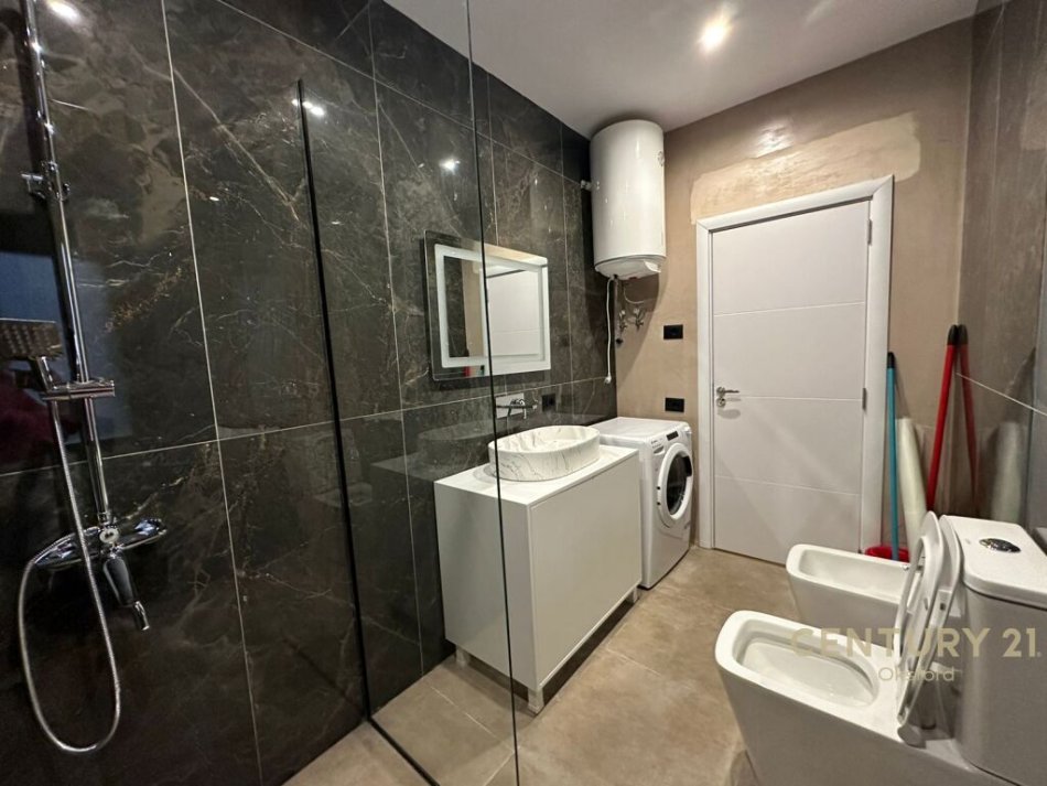 Tirane, shitet apartament 1+1 Kati 5, 56 m² 150.000 € (prane Pazarit te Ri)