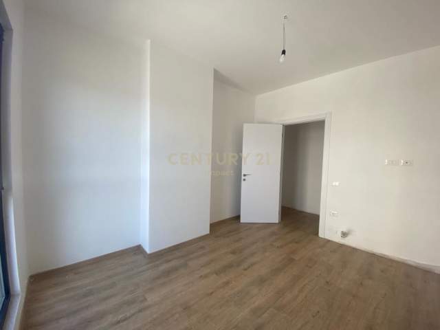 Tirane, jap me qera apartament 3+1+BLK Kati 8, 412 m² 600 Euro
