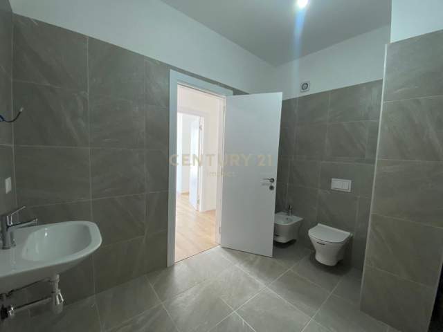 Tirane, jap me qera apartament 3+1+BLK Kati 8, 412 m² 600 Euro