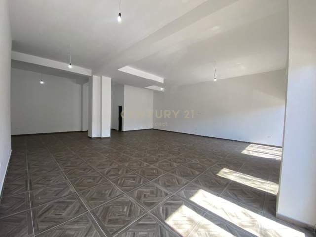 JAPIM ME QIRA AMBJENT KOMERCIAL BUZE RRUGES KRYESORE, RRUGA E DIBRES. 1,000 € /Muaj