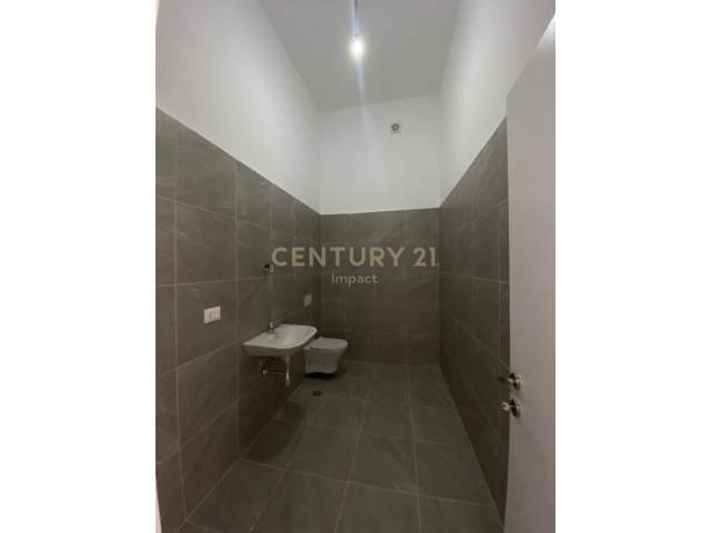 Tirane, jap me qera ambjent biznesi Kati 1, 147 m² 1.000 Euro