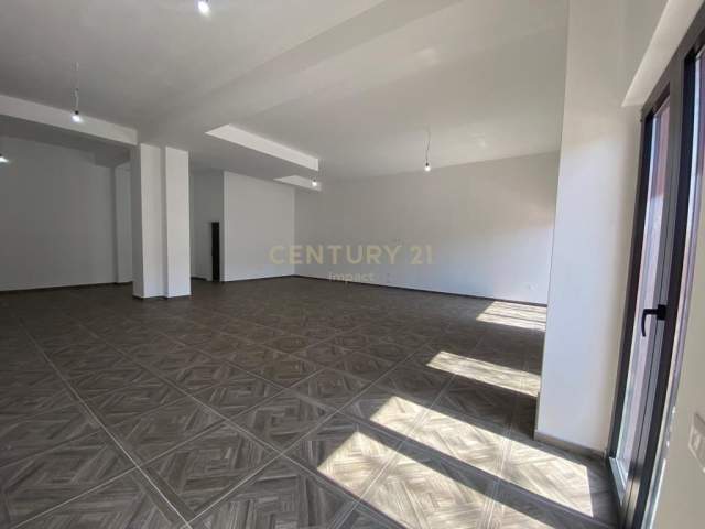 Tirane, jap me qera ambjent biznesi Kati 1, 147 m² 1.000 Euro