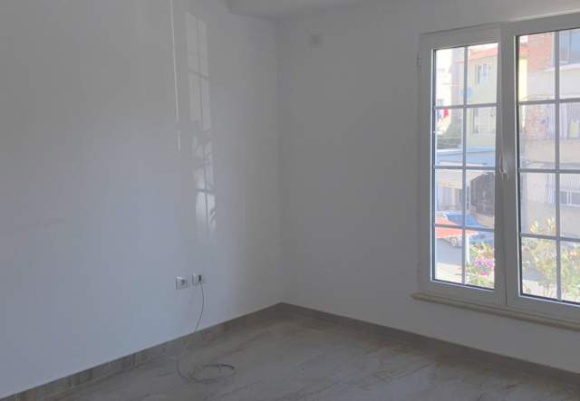 Elbasan, jepet me qera ambjent biznesi 48 m² 20.000 Leke