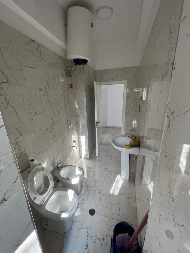 Tirane, jepet me qera ambjent biznesi Kati 2, 76 m² 400 Euro (Rruga e Dibres)
