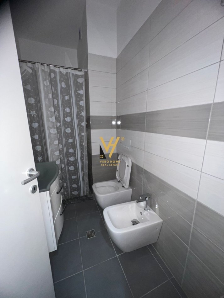 Tirane, jepet me qera apartament 3+1+Ballkon Kati 4, 120 m² 1.000 € (LIQENI I THATE)