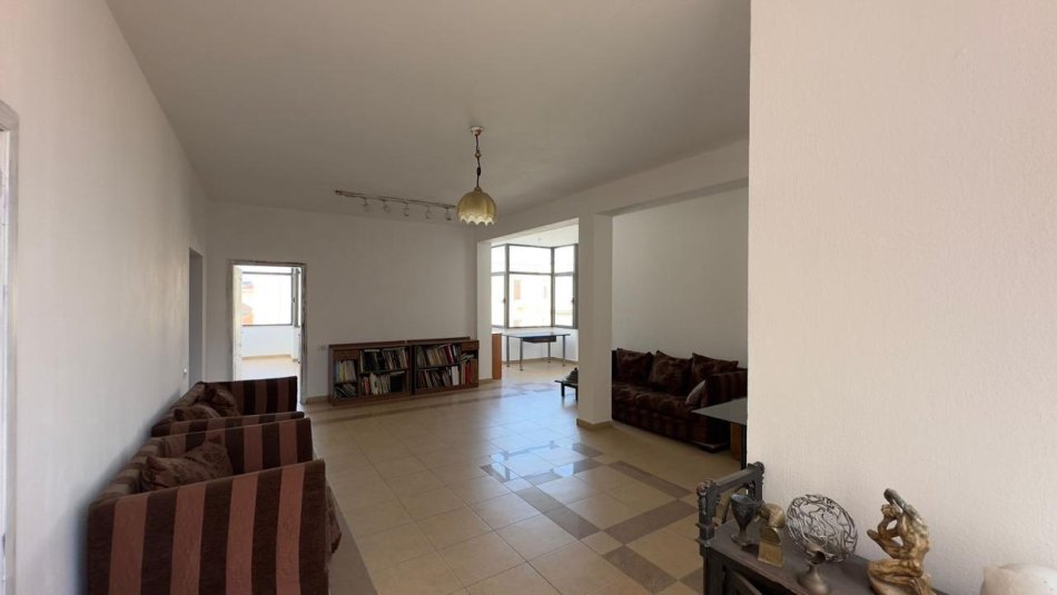 Tirane, jepet me qera ambjent biznesi Kati 3, 135 m² 700 € (Rruga e Kavajes)