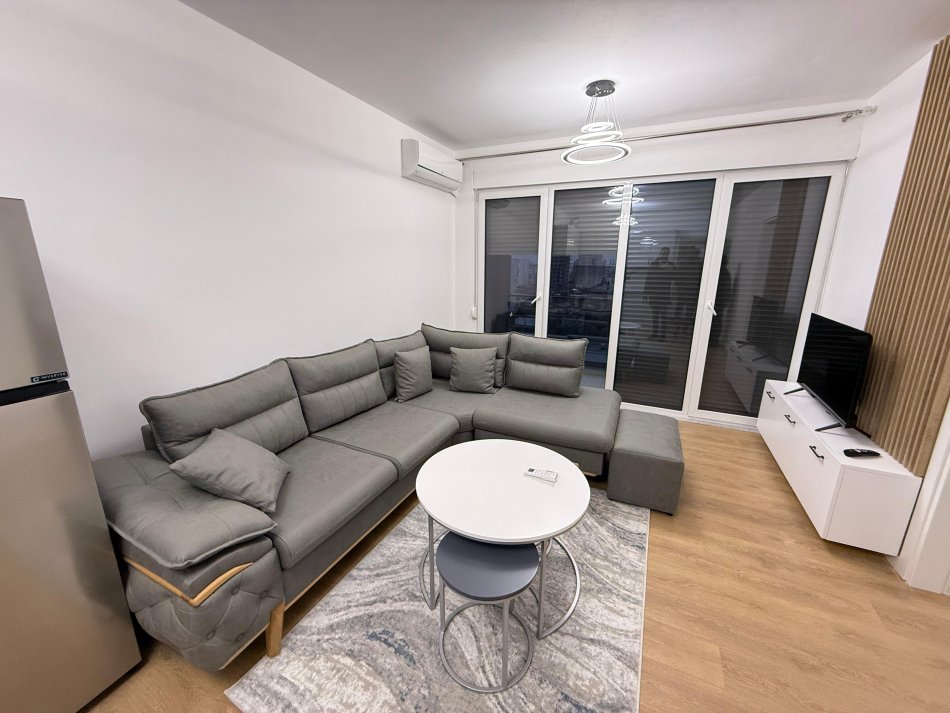 Tirane, jepet me qera apartament 2+1+Ballkon Kati 5, 85 m² 650 € (Ish Profarma, Rruga Xhanfize Keko)