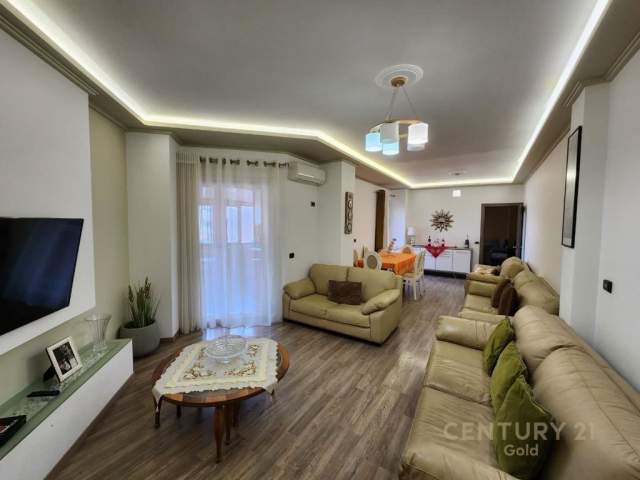 Tirane, shitet Penthouse 4+1+BLK Kati 5, 430 m² 350.000 Euro (fresku)