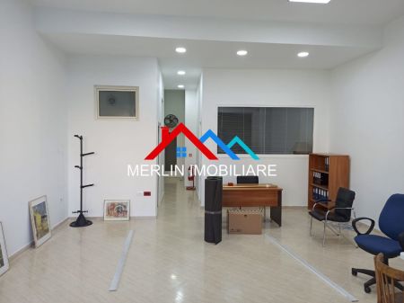 Tirane, shitet ambjent biznesi Kati 0, 80 m² 175.000 Euro (Komuna e Parisit)