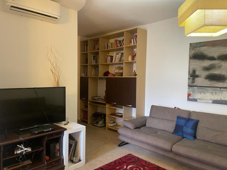Tirane, jepet me qera apartament 2+1+Ballkon Kati 14, 75 m² 500 € (Bulevardi zogu i 1, prane kafe new york)