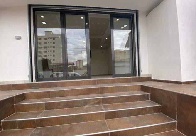 Elbasan, jepet me qera ambjent biznesi 25 m² 30.000 Leke