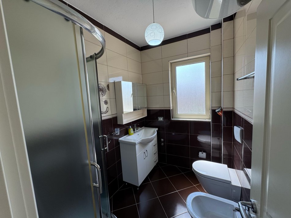 Tirane, jepet me qera apartament 2+1 Kati 4, 110 m² 900 € (tek mozaiku i tiranes)