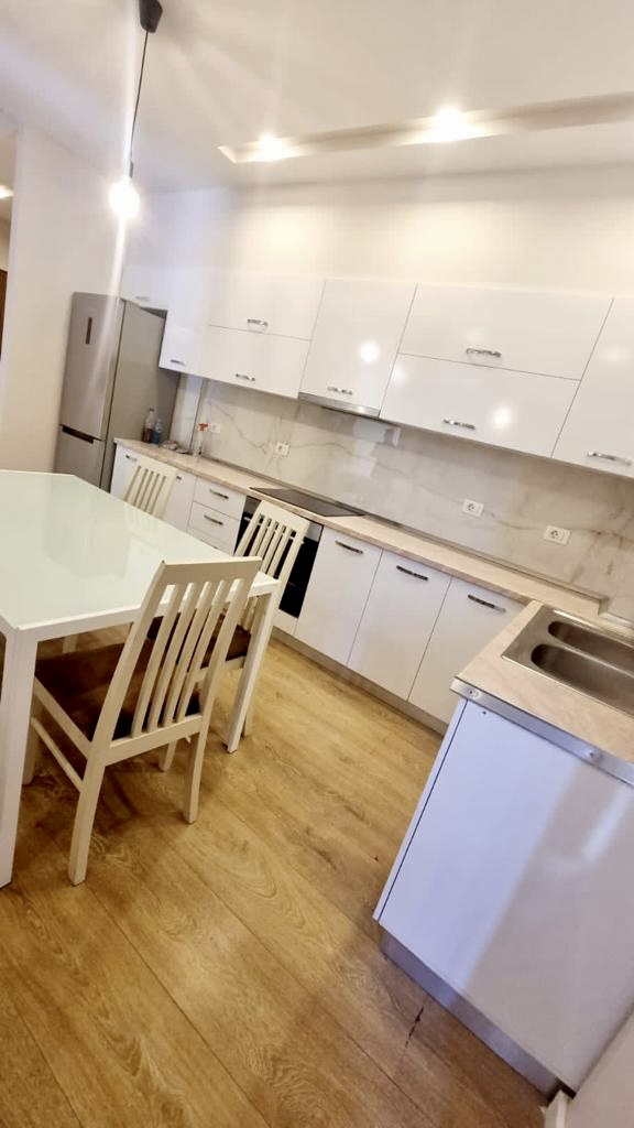 Tirane, jepet me qera apartament 2+1+A+BLK 115 m² 800 Euro (Liqeni Thate te FZ)