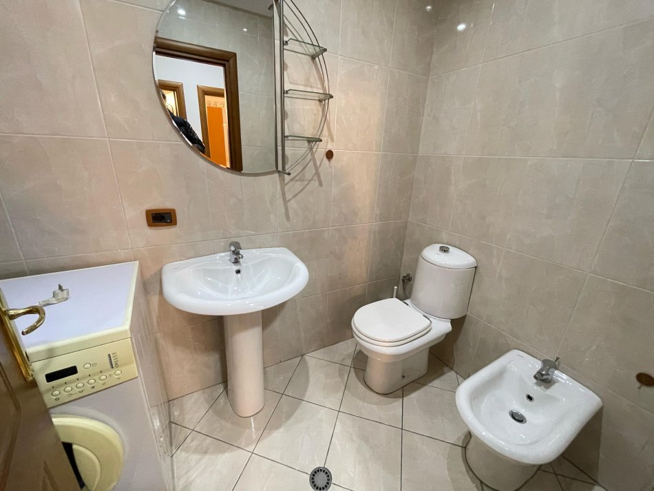 Tirane, jepet me qera 4+1+Ballkon Kati 5, 90 m² 650 € (Joena market,21 dhjetori)