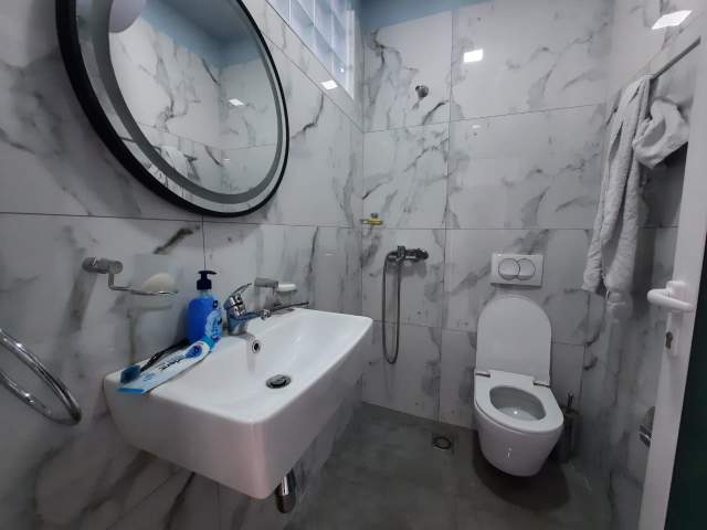 Tirane, jepet me qera ambjent biznesi Kati 1, 130 m² 1.200 Euro