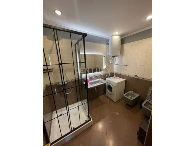 JAPIM ME QIRA APARTAMENT 3+1, RRUGA E KAVAJES). 1,000 € /Muaj