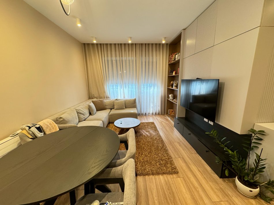 Tirane, jepet me qera apartament 2+1+Ballkon Kati 6, 95 m² 750 € (21 dhjetori)