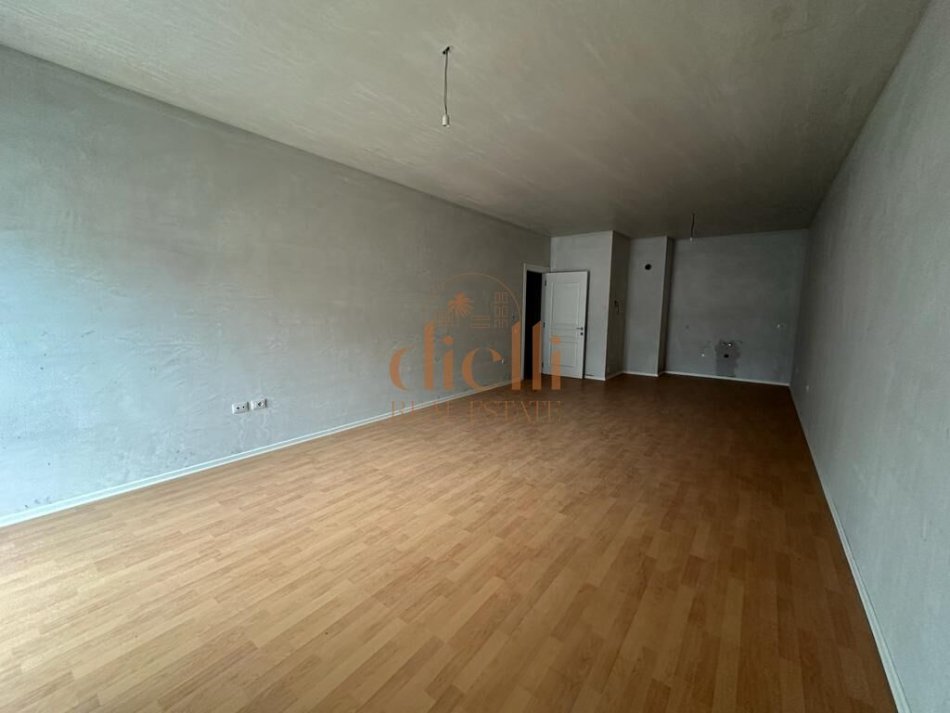 Tirane, shitet apartament 1+1+Ballkon Kati 1, 90 m² 120.000 € (Kompleksi ASL, Rruga Kongresi i Manastirit)
