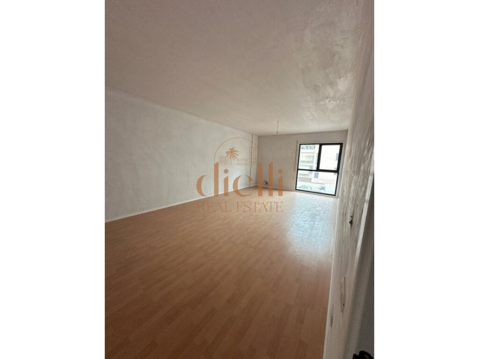 Tirane, shitet apartament 1+1+Ballkon Kati 1, 90 m² 120.000 € (Kompleksi ASL, Rruga Kongresi i Manastirit)