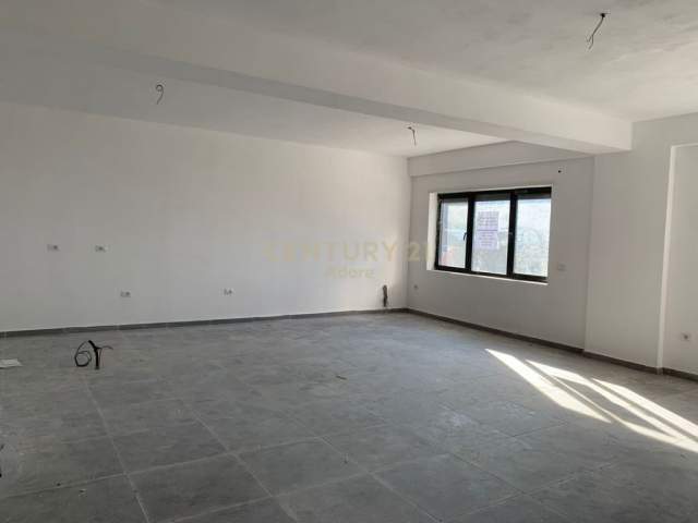 Tirane, jepet me qera zyre Kati 5, 134 m² 800 Euro (Rezidenca Kodra e Diellit)