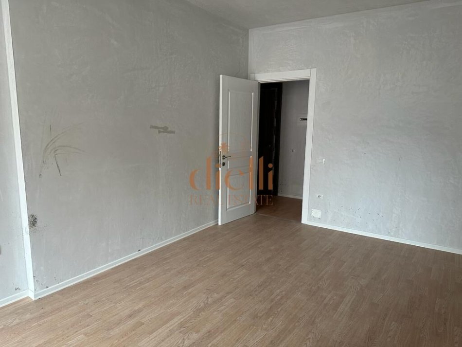 Tirane, shitet apartament 1+1+Ballkon Kati 1, 90 m² 120.000 € (Kompleksi ASL, Rruga Kongresi i Manastirit)