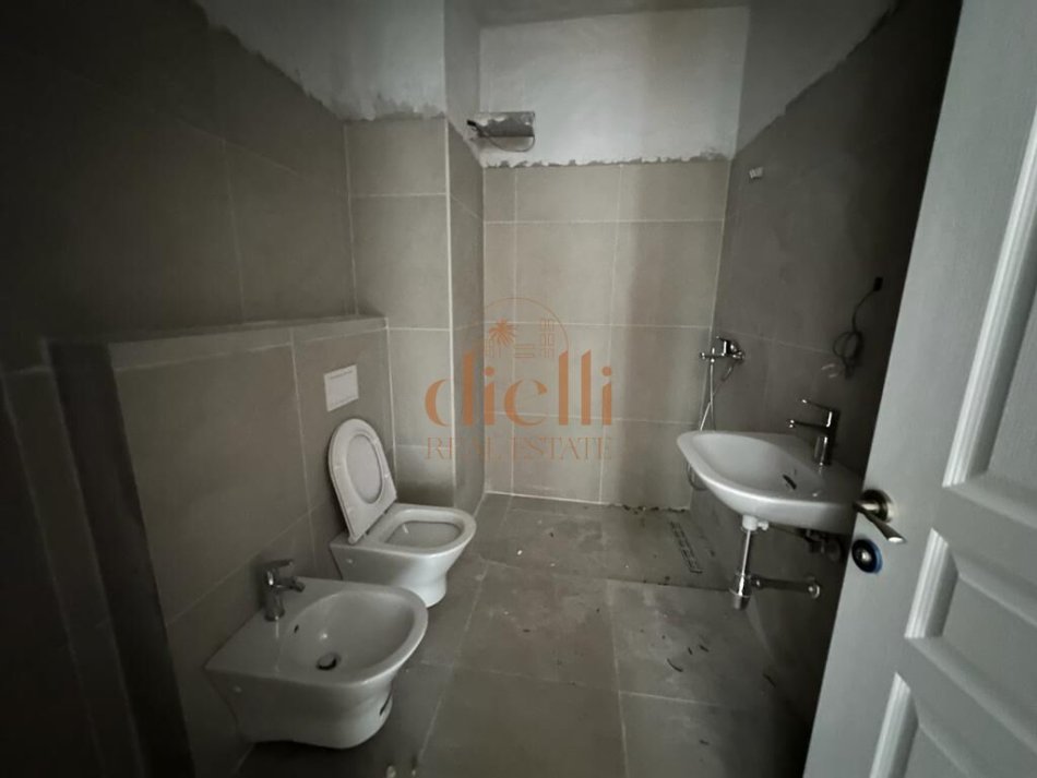 Tirane, shitet apartament 1+1+Ballkon Kati 1, 90 m² 120.000 € (Kompleksi ASL, Rruga Kongresi i Manastirit)