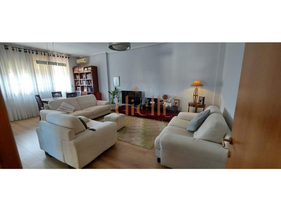Tirane, jepet me qera apartament 2+1+Ballkon Kati 3, 650 € (Vasil Shanto)