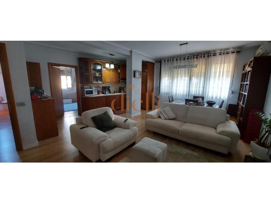 Tirane, jepet me qera apartament 2+1+Ballkon Kati 3, 650 € (Vasil Shanto)