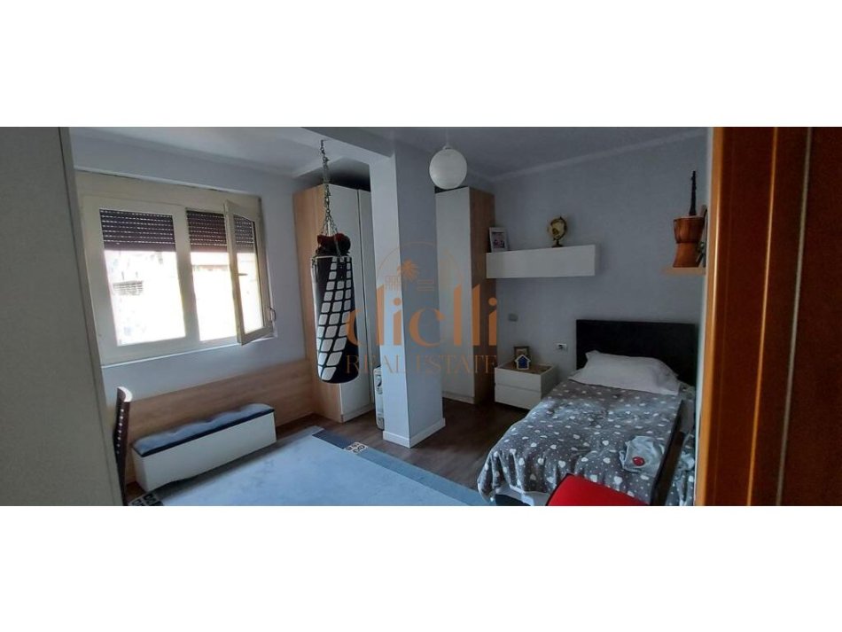 Tirane, jepet me qera apartament 2+1+Ballkon Kati 3, 650 € (Vasil Shanto)