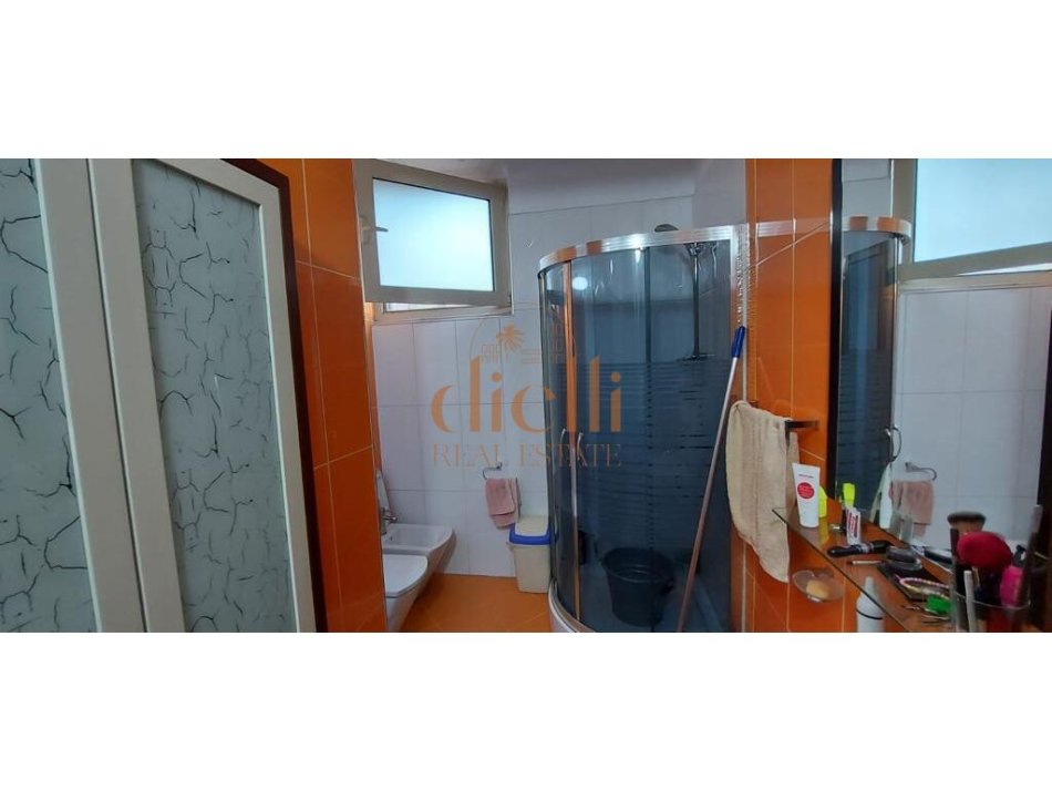 Tirane, jepet me qera apartament 2+1+Ballkon Kati 3, 650 € (Vasil Shanto)