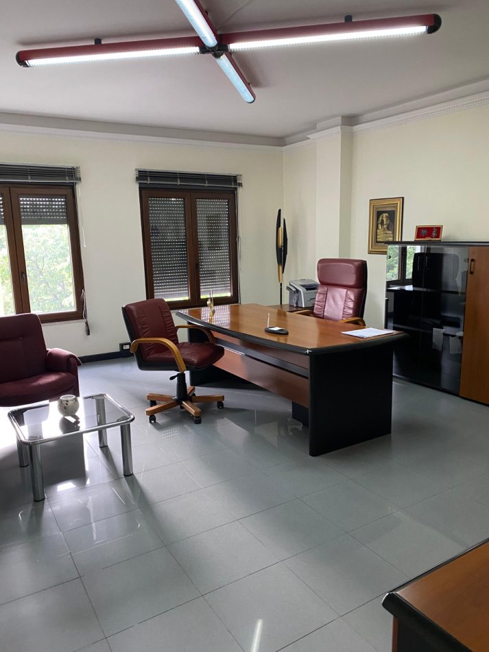 Tirane, jepet me qera zyre Kati 3, 100 m² 1.000 € (Rruga E Elbasanit)