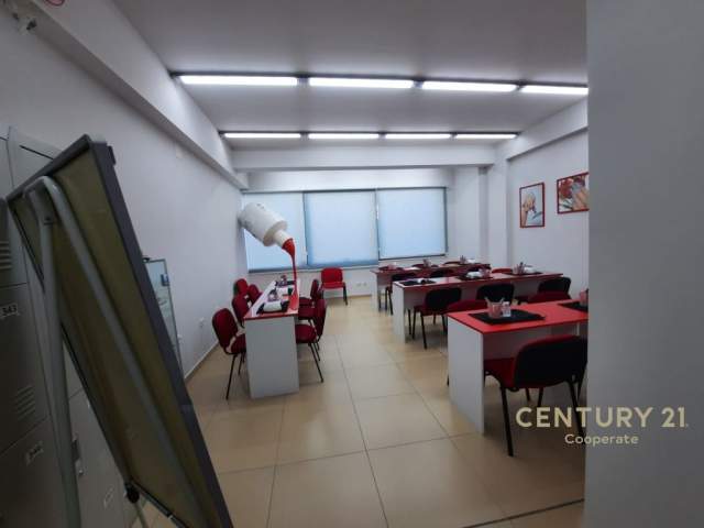 Tirane, jepet me qera ambjent biznesi 7.000 Euro (rruga e dibres)