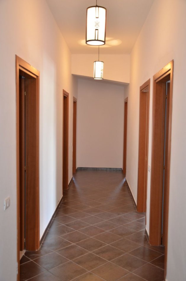 Tirane, jepet me qera apartament 4+1 Kati 5, 210 m² 1.200 € (liqeni i thate)